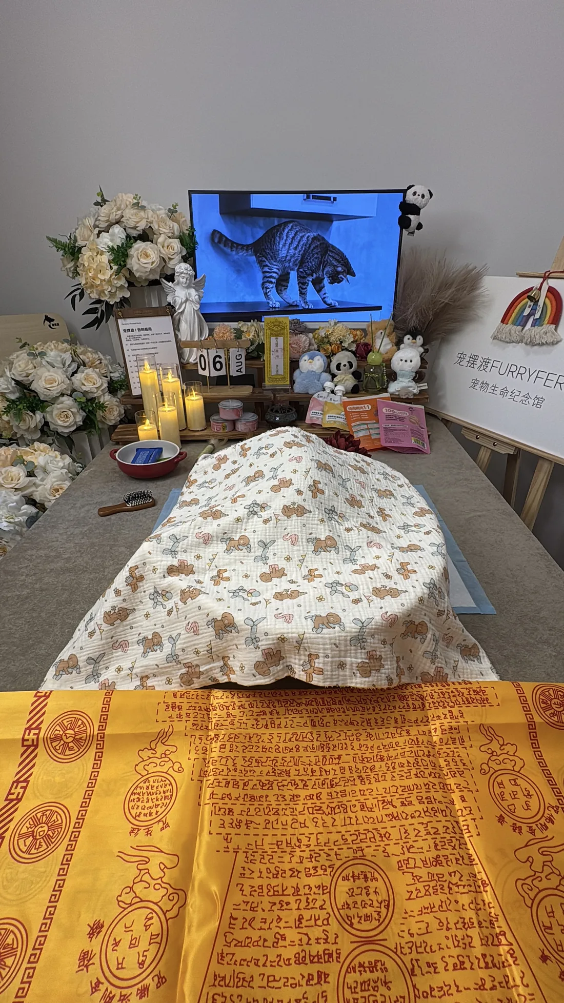 淄博宠物告别仪式中的鲜花与纪念照片
